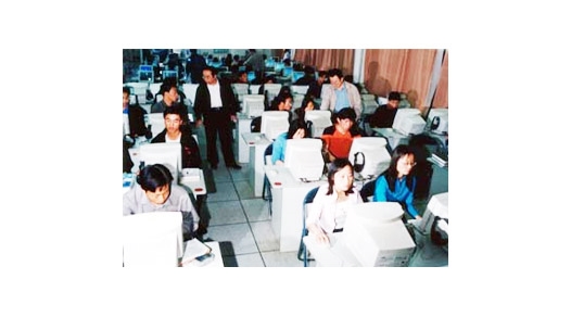 汽車專業(yè)多媒體教室內(nèi),教師指導(dǎo)學(xué)生進行畢業(yè)設(shè)計