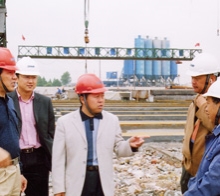       圖為學(xué)院畢業(yè)生韋世國(guó)副局長(zhǎng)（左一）、學(xué)院畢業(yè)生九泰公司 總經(jīng)理關(guān)和平（中）在施工現(xiàn)場(chǎng)